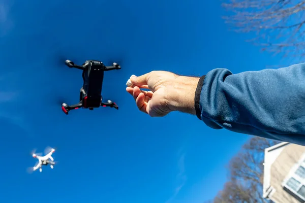 Grupo Drones Vuelan Por Aire Contra Cielo Azul Formación —  Fotos de Stock