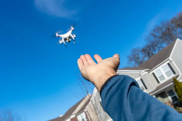 Grupo Drones Vuelan Por Aire Contra Cielo Azul Formación —  Fotos de Stock