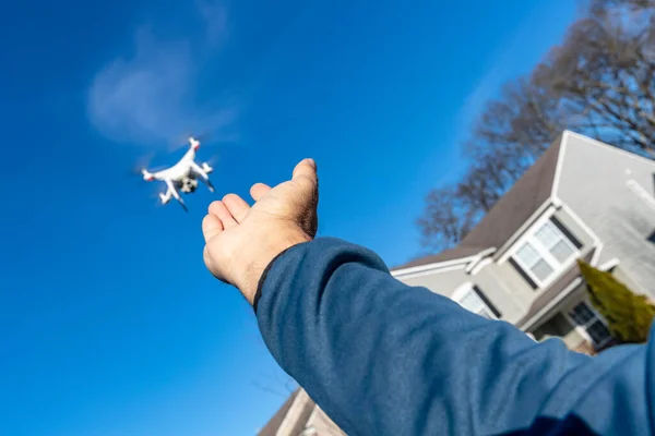 Egy Csapat Drón Repül Levegőben Kék Felé Alakzatban — Stock Fotó