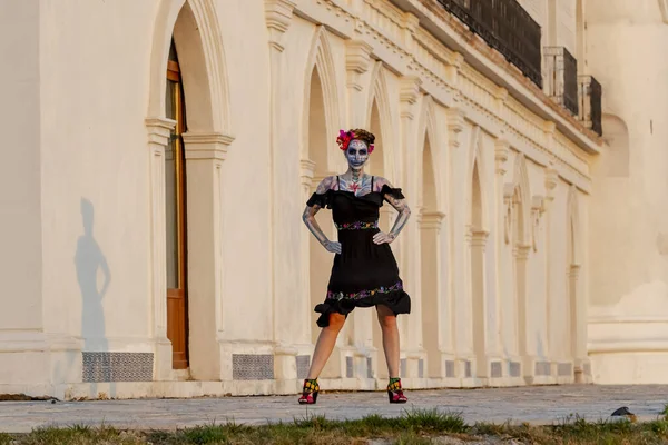 在墨西哥的一个节日上 一个华丽的西班牙裔布鲁内特模特穿着传统的骷髅糖衣打扮打扮 — 图库照片