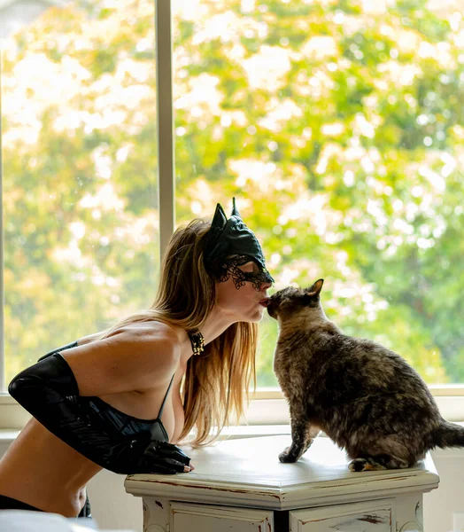 Une Magnifique Mannequin Brune Pose Costume Chat Avec Son Animal — Photo