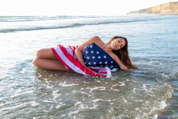Великолепная Брюнетка Модель Позирует Обнаженной Американкой Пляже — стоковое фото