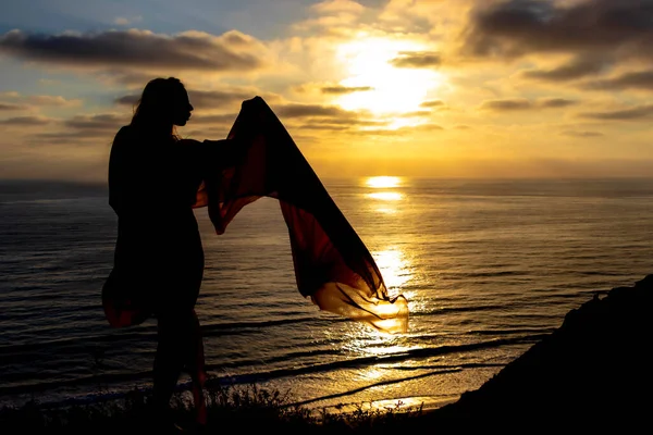 Una Hermosa Modelo Bikini Morena Descansando Costa Playa Atardecer —  Fotos de Stock