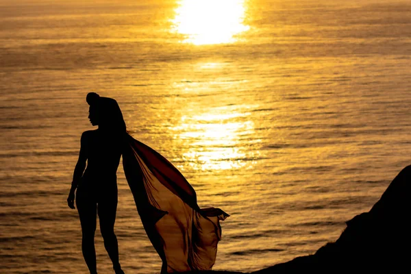 Una Splendida Modella Bikini Bruna Sdraiata Sulla Riva Della Spiaggia — Foto Stock