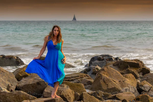 Una Bella Bruna Modello Ispanico Posa All Aperto Una Spiaggia — Foto Stock