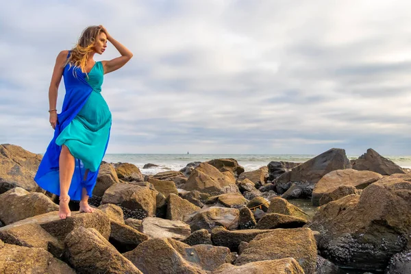 Une Belle Brunette Modèle Hispanique Posant Plein Air Sur Une — Photo