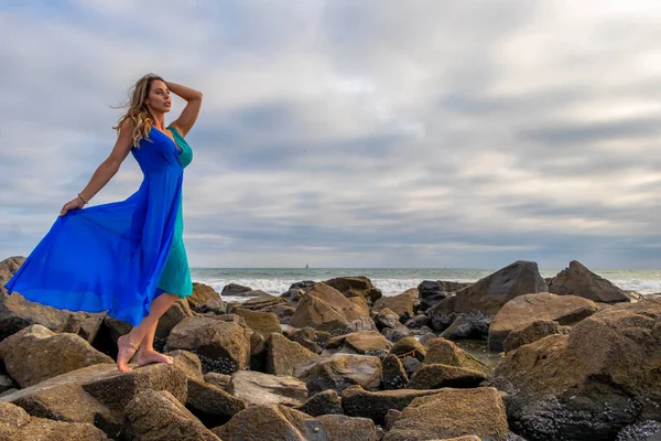 Une Belle Brunette Modèle Hispanique Posant Plein Air Sur Une — Photo