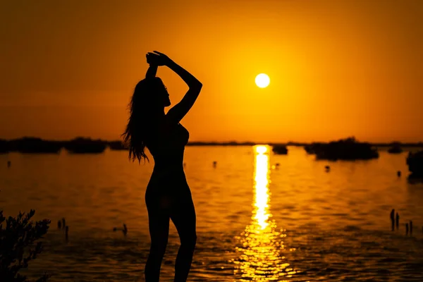Красивая Обнаженная Латиноамериканская Модель Позирует Восходящим Солнцем Экзотическом Карибском Пляже — стоковое фото