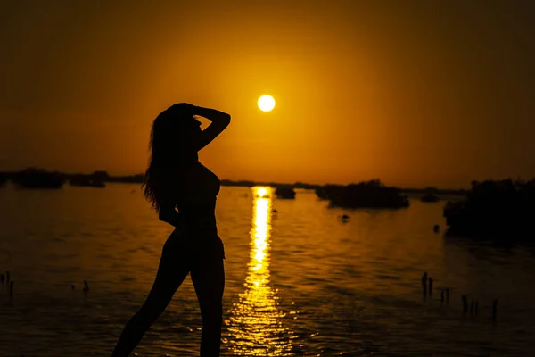 Beautiful Nude Latin Model Silhouetted She Poses Rising Sun Her — Stock Photo, Image