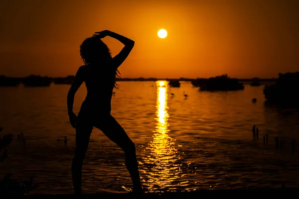 Красивая Обнаженная Латиноамериканская Модель Позирует Восходящим Солнцем Экзотическом Карибском Пляже — стоковое фото