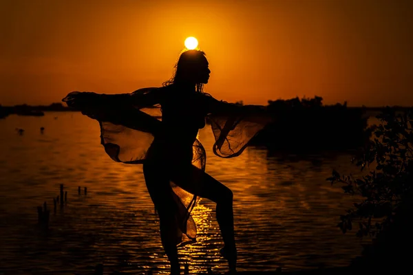 Красивая Латинская Модель Силуэт Позирует Восходящим Солнцем Спиной Экзотическом Карибском — стоковое фото