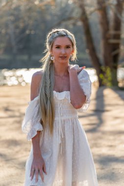 Sarışın bir model, açık havada bahar gününün tadını çıkarıyor. 