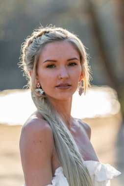 Sarışın bir model, açık havada bahar gününün tadını çıkarıyor. 