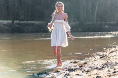 Sarışın bir model, açık havada bahar gününün tadını çıkarıyor. 