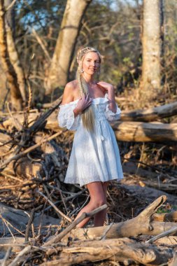 Sarışın bir model, açık havada bahar gününün tadını çıkarıyor. 