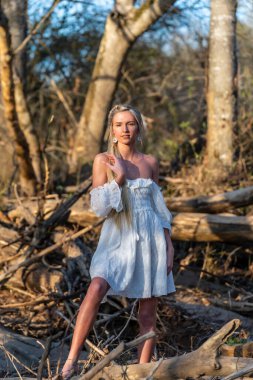 Sarışın bir model, açık havada bahar gününün tadını çıkarıyor. 