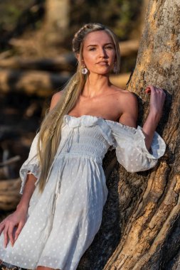 Sarışın bir model, açık havada bahar gününün tadını çıkarıyor. 