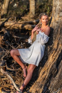 Sarışın bir model, açık havada bahar gününün tadını çıkarıyor. 