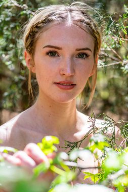 Sarışın bir model, açık havada bahar gününün tadını çıkarıyor. 