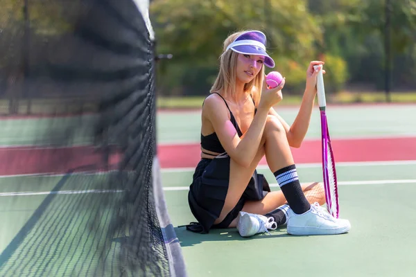 Ένα Όμορφο Ξανθό Μοντέλο Παίζει Τένις Μια Ζεστή Μέρα Του — Φωτογραφία Αρχείου