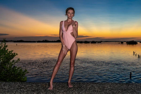 Bellissimo Modello Latino Posa Con Sole Nascente Una Spiaggia Caraibica — Foto Stock