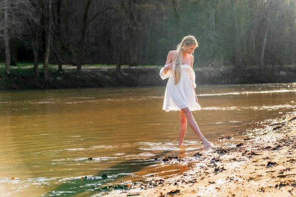 Uma Linda Modelo Loira Desfruta Dia Primavera Livre — Fotografia de Stock