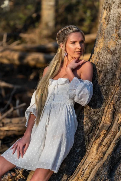 Sarışın bir model, açık havada bahar gününün tadını çıkarıyor. 