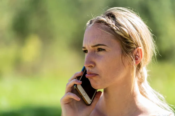 Nádherný Blondýnka Modelka Mluví Svém Mobilu Podzimním Dni Venku Parku — Stock fotografie