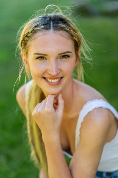 Nádherný Blondýny Model Jarní Den Venku — Stock fotografie