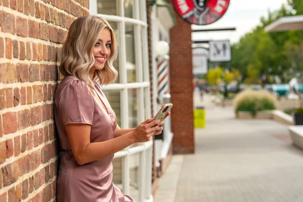 Une Magnifique Mannequin Blonde Pose Extérieur Dans Ses Vêtements Automne — Photo