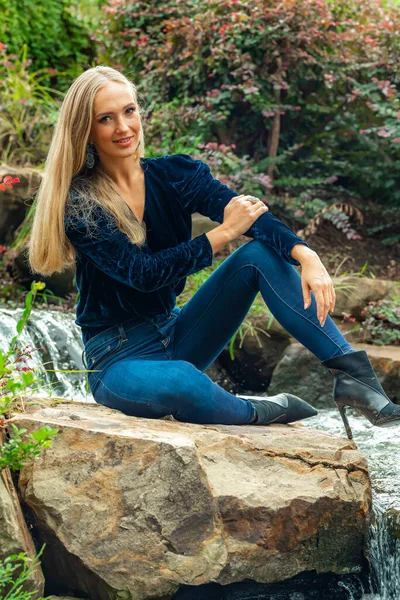Gorgeous Blonde Model Poses Outdoors Her Fall Clothes — Stock Photo, Image
