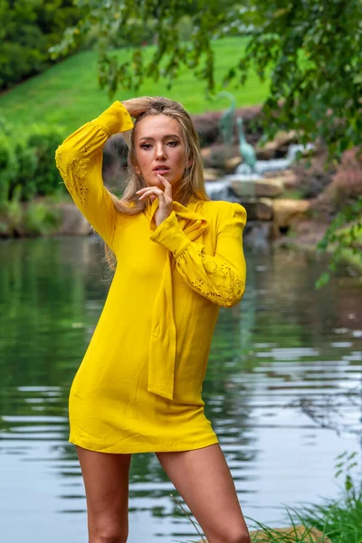 Nádherná Blondýnka Modelky Pózuje Venku Svých Podzimních Šatech — Stock fotografie