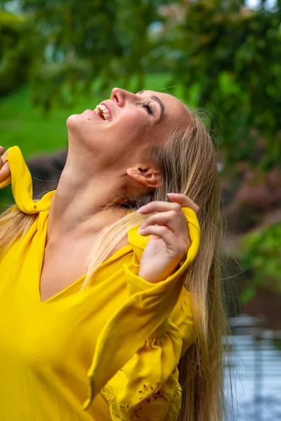 Een Prachtig Blond Model Poseert Buiten Haar Herfstkleren — Stockfoto