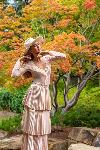 Una Hermosa Modelo Rubia Posa Aire Libre Ropa Otoño — Foto de Stock