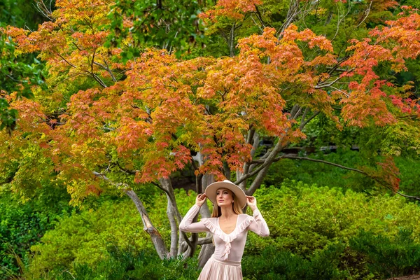 Una Hermosa Modelo Rubia Posa Aire Libre Ropa Otoño — Foto de Stock