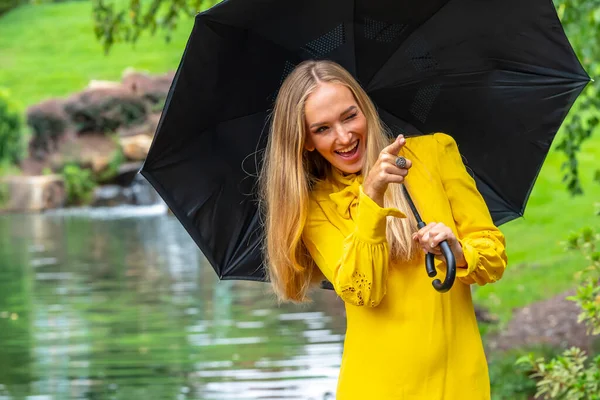 Uma Linda Modelo Loira Posa Livre Suas Roupas Outono — Fotografia de Stock