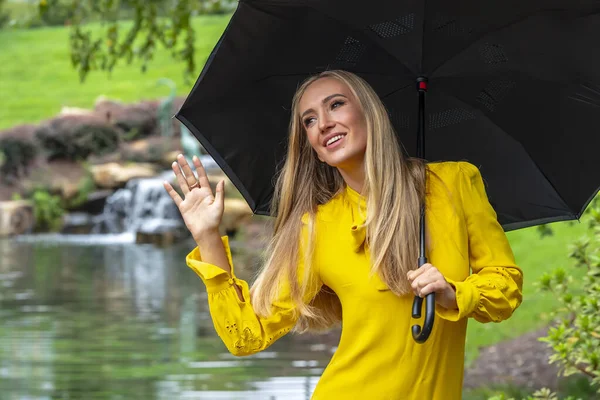 Uma Linda Modelo Loira Posa Livre Suas Roupas Outono — Fotografia de Stock