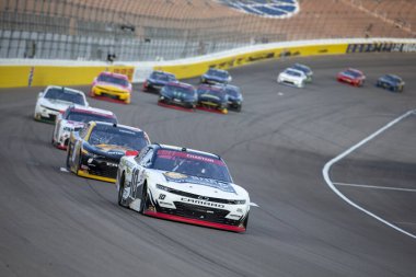 Ross Chastain (10) Las Vegas, Nevada 'daki Las Vegas Motor Yarış Pisti' nde Alsco 300 için yarışıyor..