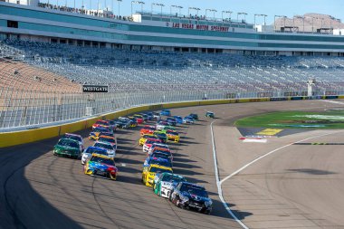 Kevin Harvick (4) Las Vegas, Nevada 'daki Las Vegas Motor Yarış Pisti' nde South Point Hotel & Casino 400 için mücadele ediyor..