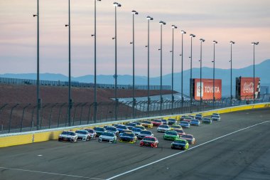 Denny Hamlin (11) Las Vegas, Nevada 'daki Las Vegas Motor Yarış Pisti' nde South Point Hotel & Casino 400 için mücadele ediyor..