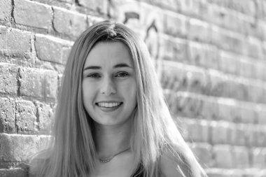 Muhteşem bir sarışın manken küçük bir kasabada yaz gününün tadını çıkarıyor.