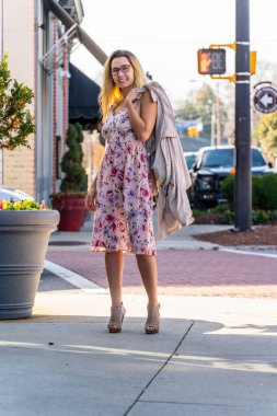 Muhteşem bir sarışın manken küçük bir kasabada yaz gününün tadını çıkarıyor.