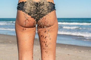 Bir plaj ortamında poz güzel bikini modeli