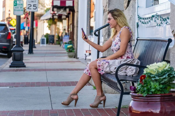 Vacker Blond Modell Njuter Somrig Dag Utomhus Liten Stad — Stockfoto