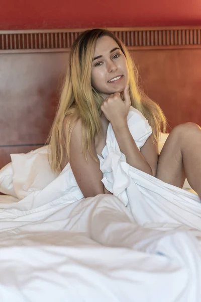 Een Prachtig Blond Model Poseert Naakt Een Huiselijke Omgeving — Stockfoto