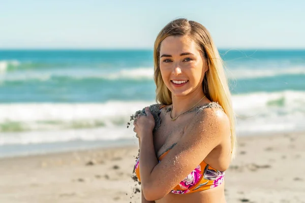 Sebuah Model Bikini Cantik Berpose Dalam Lingkungan Pantai — Stok Foto