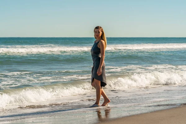 Une Magnifique Jeune Femme Blonde Profite Une Journée Plage Seule — Photo