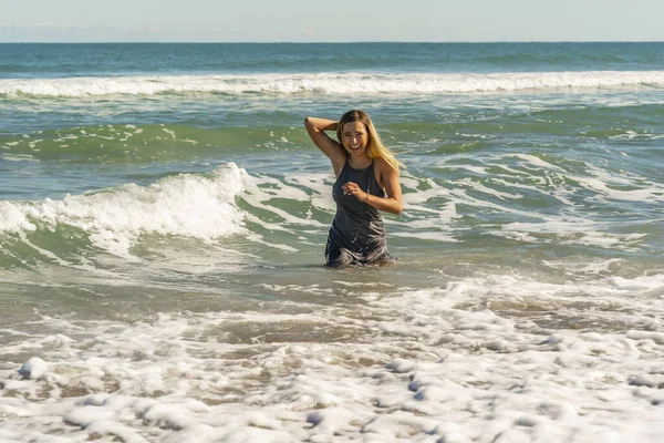 Une Magnifique Jeune Femme Blonde Profite Une Journée Plage Seule — Photo