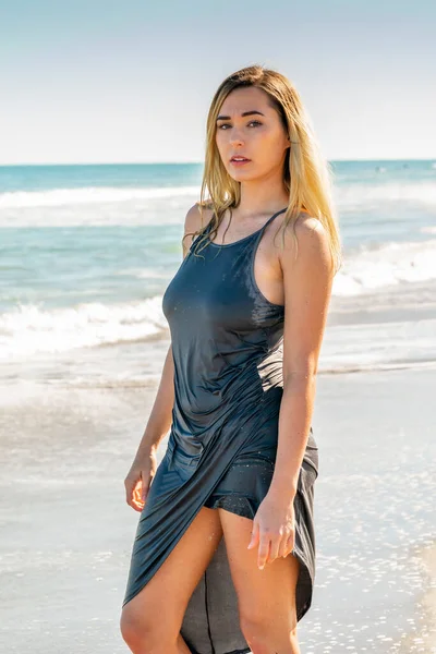 一位年轻貌美的金发女子独自在海滩上度过了一天 — 图库照片