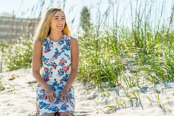 Une Magnifique Jeune Femme Blonde Profite Une Journée Plage Seule — Photo